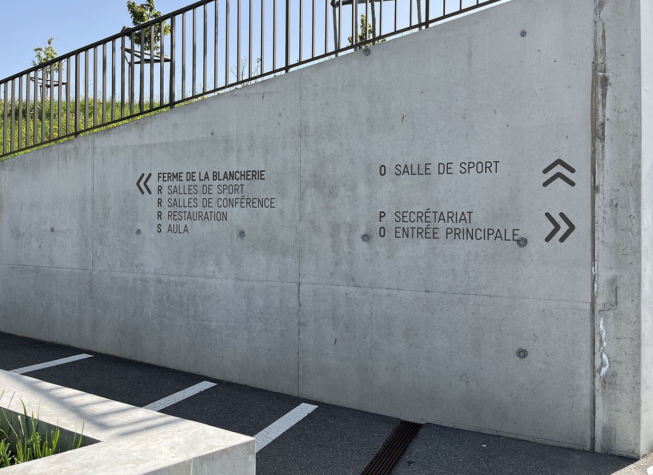 CI/Signage